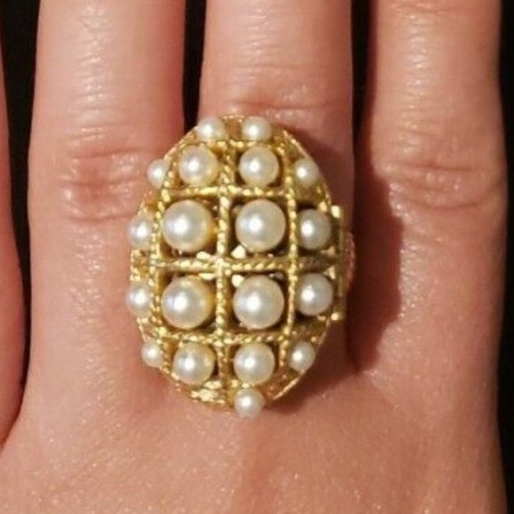 Large Oval-Shaped Lattice Dome Locket Ring With Faux Pearls by Avon - Picture 2 of 12